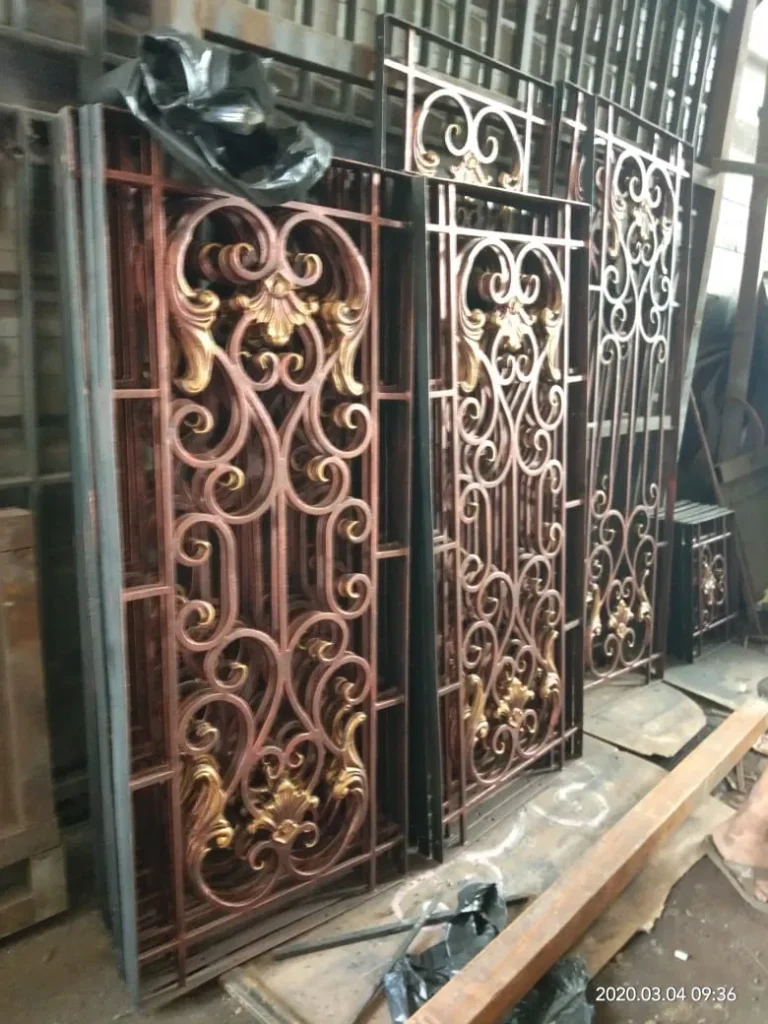 Teralis Besi Tempa Klasik Temanggung Judul: Keindahan Abadi Teralis Besi Tempa Temanggung Keterangan: Desain teralis besi tempa klasik yang mempercantik hunian di Temanggung. Deskripsi: Sebuah karya seni fungsional, teralis besi tempa ini memadukan keamanan dan estetika untuk rumah-rumah mewah di Temanggung.