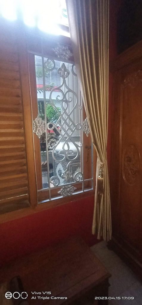 Pagar besi klasik dengan ornamen mewah di Purwodadi. Judul: Keagungan Pagar Besi Klasik Karyamandiri. Keterangan: Pagar besi tempa klasik elegan yang menambah kemegahan hunian di Purwodadi. Deskripsi: Pagar besi tempa klasik yang dirancang khusus untuk rumah-rumah mewah di Purwodadi, menampilkan detail artistik dan konstruksi yang kokoh, menciptakan kesan megah dan berkelas dari pandangan pertama.