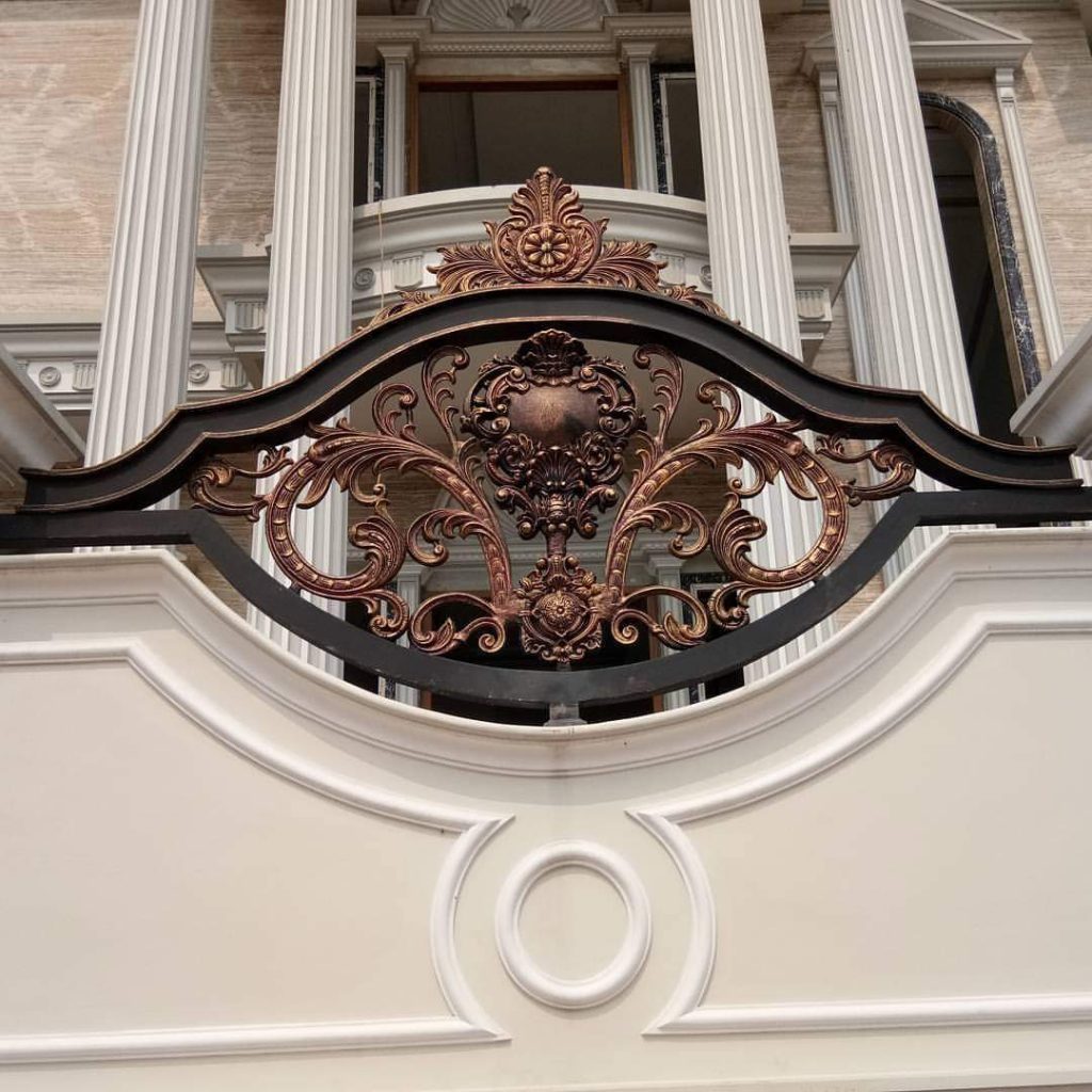 Pagar Tempa Klasik Elegan untuk Rumah Mewah di Grobogan Judul: Kemewahan Abadi Pagar Tempa Sederhana Keterangan: Pagar tempa dengan desain klasik yang memukau, ideal untuk hunian mewah di Grobogan, menawarkan kekuatan dan keindahan tak lekang zaman. Deskripsi: Sebuah pagar tempa besi yang berdiri kokoh, menunjukkan detail ornamen klasik yang dibuat dengan tangan ahli, memperindah eksterior rumah dan menambah nilai estetika serta keamanan properti. Pagar ini berwarna hitam pekat dengan sentuhan akhir doff, memberikan kesan elegan dan profesional yang sempurna untuk rumah mewah di daerah Grobogan.