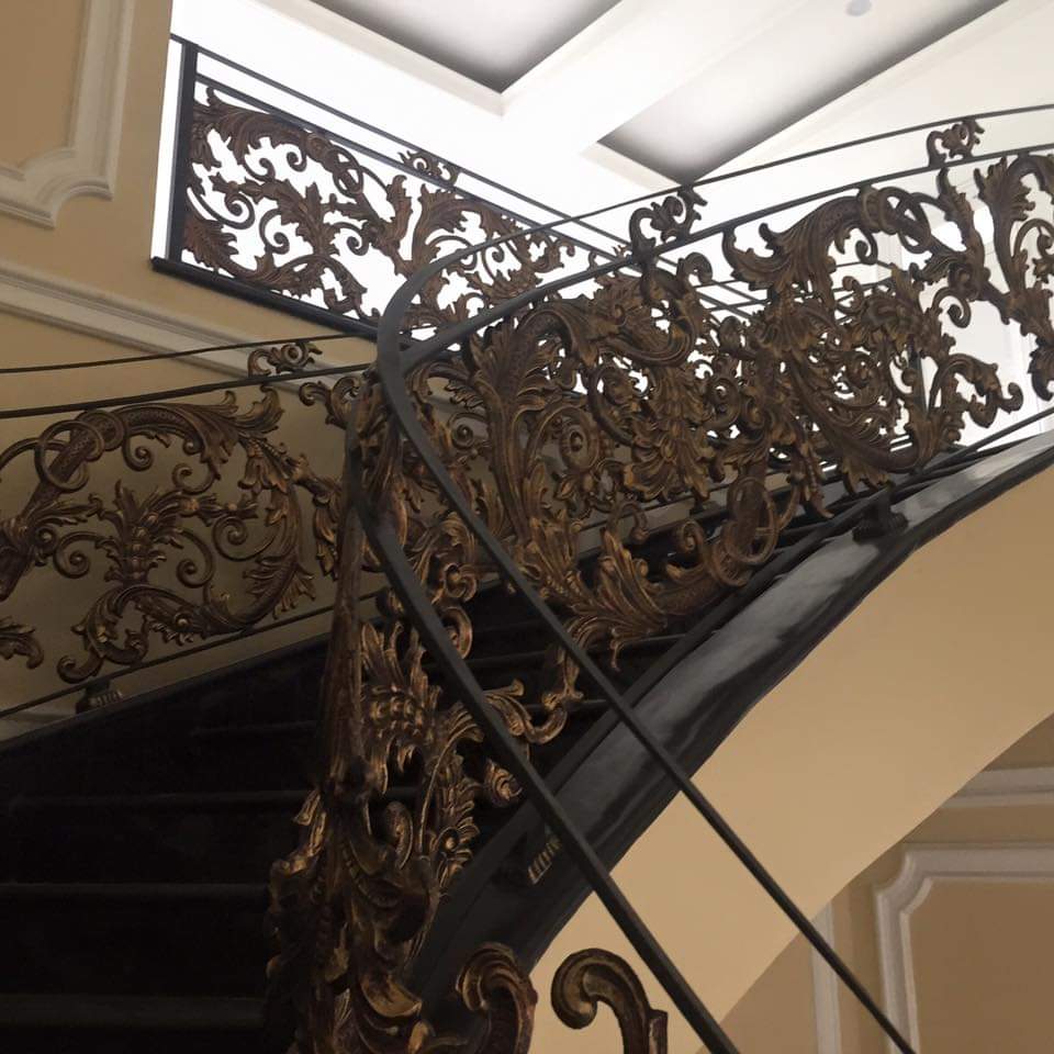 Railing Tangga Besi Tempa Mewah Grobogan dengan Aksen Artistik