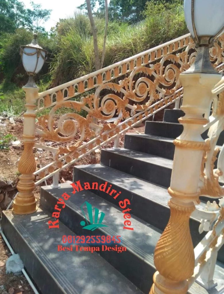 Railing Tangga Kayu Klasik Modern Elegan Judul: Pesona Railing Tangga Kayu Klasik Keterangan: Pemandangan railing tangga kayu klasik yang memukau, menambahkan sentuhan kemewahan dan kehangatan pada interior hunian modern. Deskripsi: Sebuah mahakarya fungsional yang menggabungkan keindahan alami kayu dengan desain klasik, menciptakan focal point yang elegan di setiap rumah. Railing ini bukan sekadar pengaman, melainkan pernyataan gaya yang mengangkat estetika ruangan ke level tertinggi.