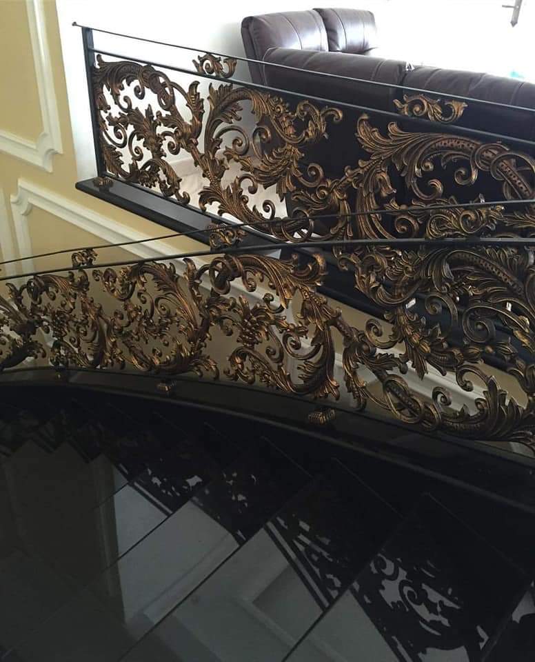 Railing Tangga Klasik Mewah dengan Sentuhan Kayu di Sukoharjo