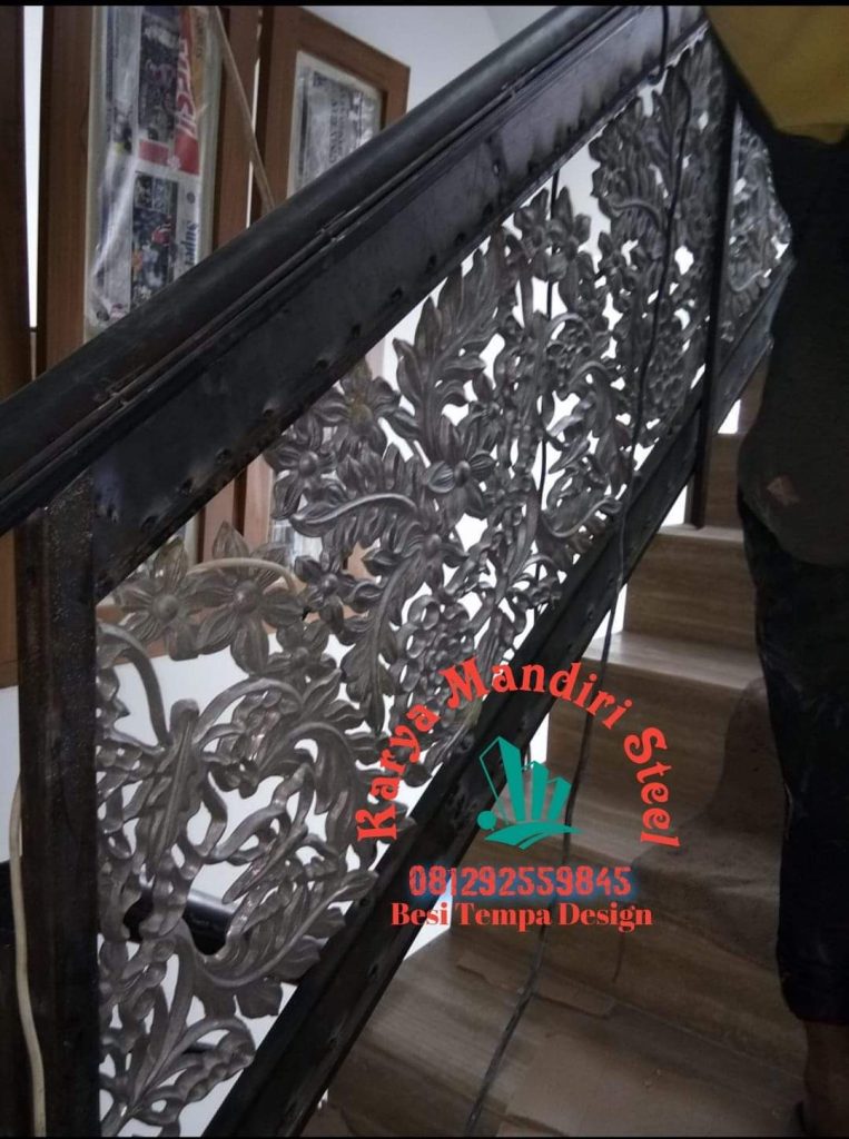 Railing Tangga Klasik Minimalis Mewah Sleman Modern Elegan Judul: Keindahan Railing Tangga Besi Tempa Klasik Minimalis di Sleman Keterangan: Desain railing tangga besi tempa klasik minimalis yang menghadirkan sentuhan kemewahan di hunian Sleman, perpaduan sempurna antara seni dan fungsi. Deskripsi: Railing tangga besi tempa dengan estetika klasik minimalis, dirancang khusus untuk memperindah interior rumah-rumah mewah di Sleman, menonjolkan detail craftsmanship yang halus dan material berkualitas tinggi.