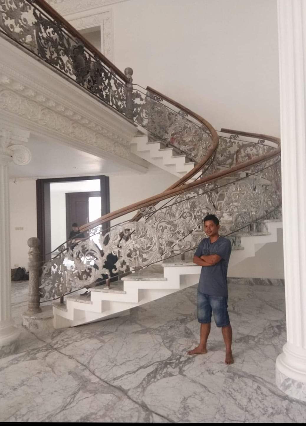 Sentuhan Tangan Ahli pada Railing Tangga Klasik Modern Railing Tangga Besi Tempa Mewah Karyamandiri.id