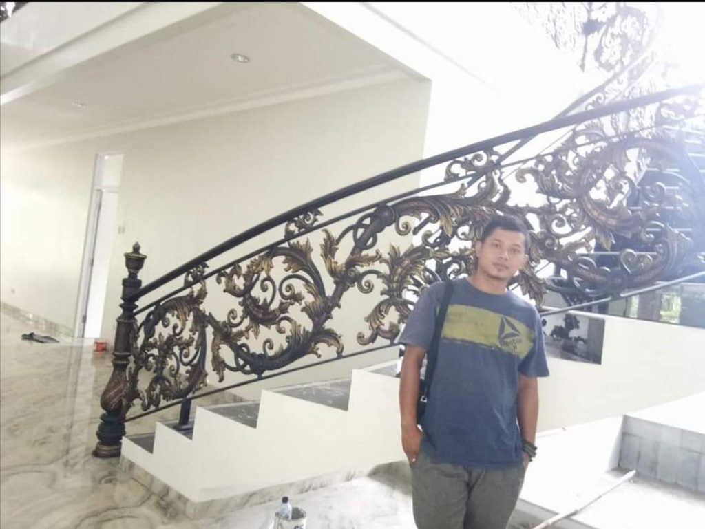Railing Tangga Klasik Wonogiri Mewah dengan Detail Ornamen Judul: Keanggunan Abadi Railing Tangga Klasik Wonogiri Keterangan: Railing tangga besi tempa klasik yang memperindah interior rumah di Wonogiri. Deskripsi: Sebuah mahakarya railing tangga klasik besi tempa yang memancarkan kemewahan, dirancang khusus untuk menciptakan tampilan 'sultan' di kediaman Anda di Wonogiri, dengan detail ukiran yang presisi dan estetika tak lekang oleh waktu.