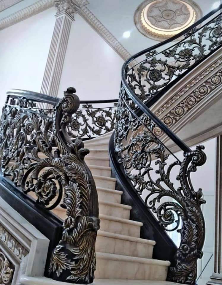 Desain Railing Tangga Besi Tempa Klasik untuk Hunian Megah