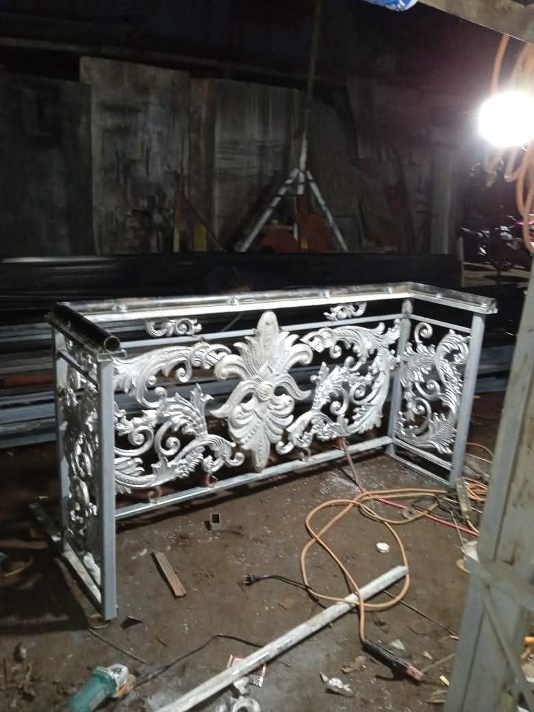 Pagar besi tempa klasik mewah dengan ornamen ukiran rumit di Sleman